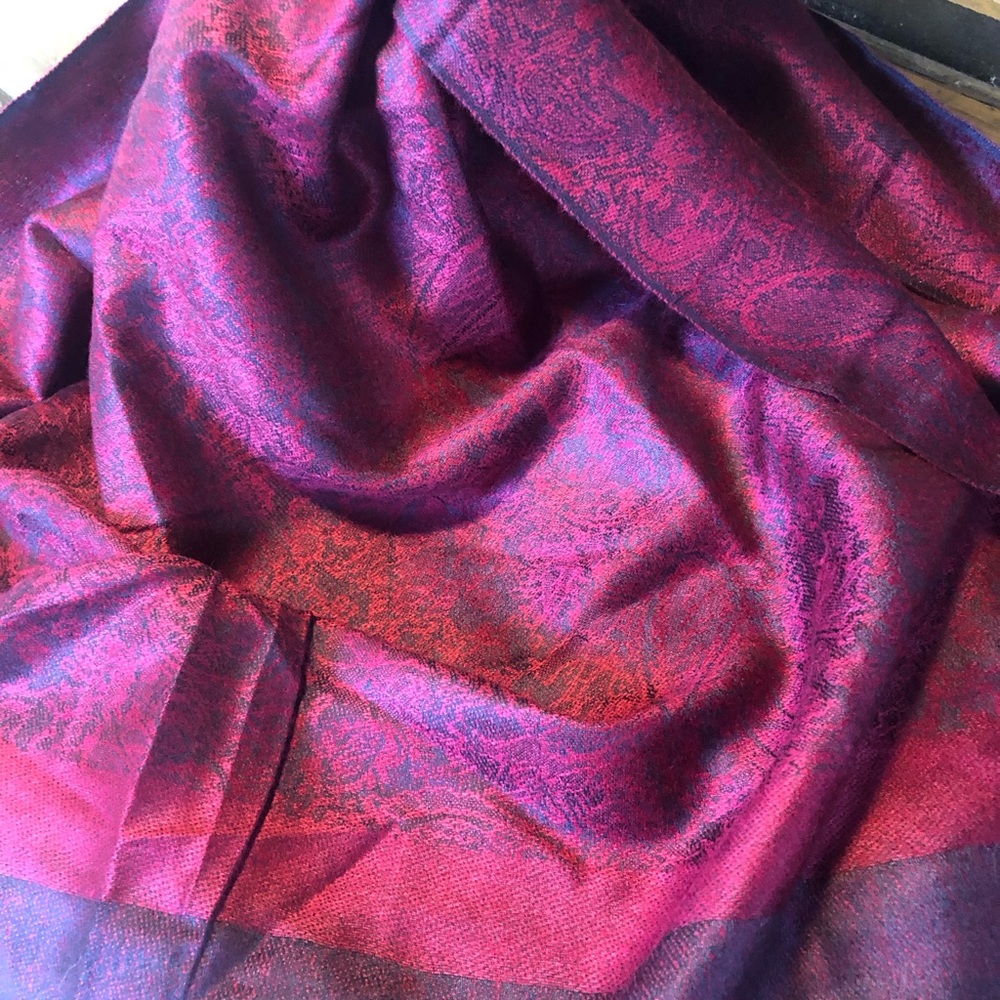 Women's scarf. new/not worn. 28" x 70" +fringe. burgundy red w/black accents.